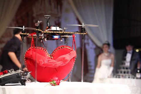 机器人、无人机包裹带礼物飞奔到情人面前