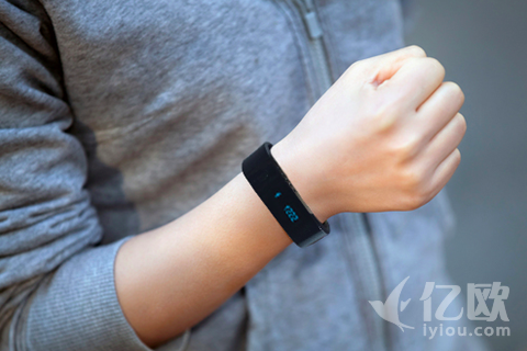 Jawbone卖身,Amazfit、GearS3相继面世,可穿戴智能设备的故事